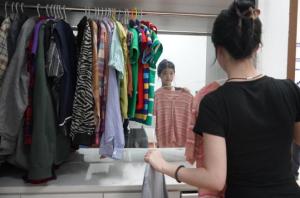 凯发k8娱乐k8凯发官网版下载派出所备40多件衣服拍证件照_户籍室备用衣服被吐槽拍证件照(图1)