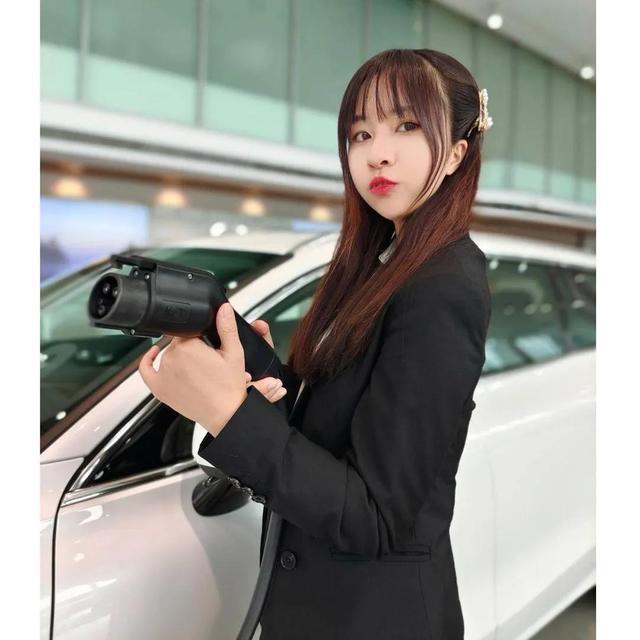 凯发k8一触即发正妺做汽车销售ol装坐车后箱黑丝大长腿照曝光 网友争相想当同事(图2)