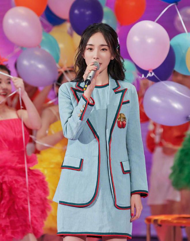 凯发k8一触即发杨幂五四新造型吸引眼球！西服上衣套装硬是穿成了长裙静看腿了(图5)