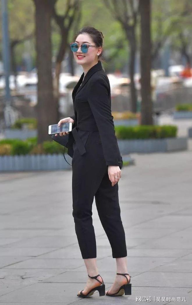 k8凯发k8凯发官网秋日职业装穿搭气质西装领连衣裤搭配更正式简单大方有魅力(图2)