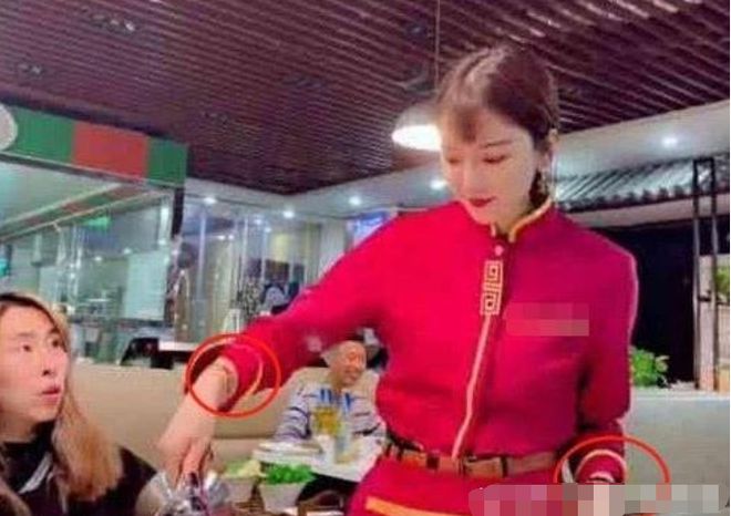 凯发k8娱乐k8凯发官网版下载“气质美女”服务员走红撩起袖子的那一刻网友直呼真的养不起(图1)