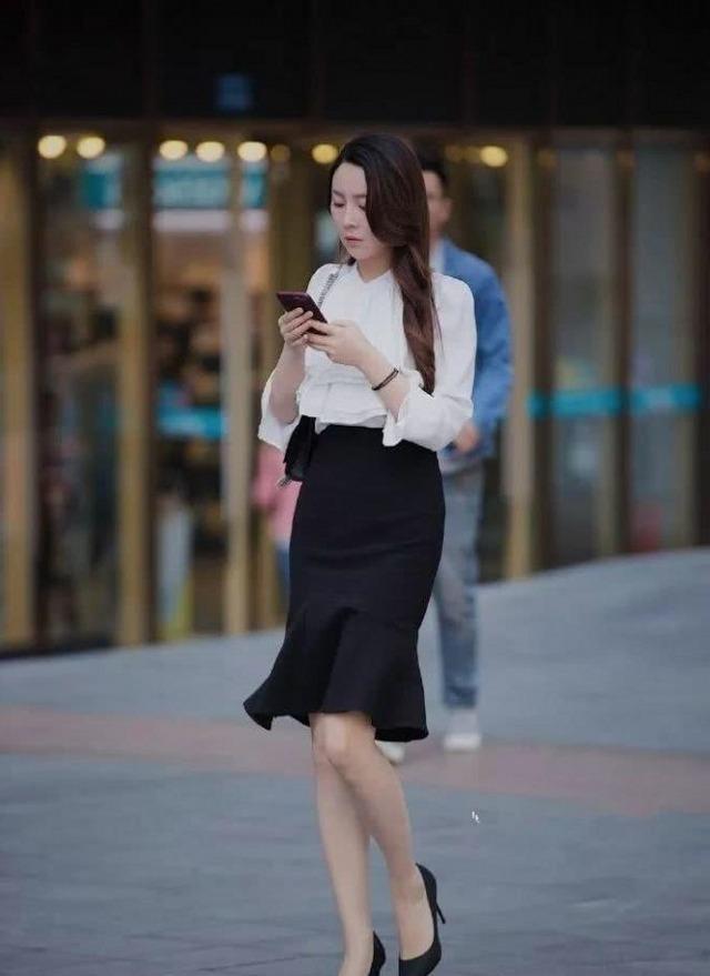 凯发k8娱乐k8凯发官网版下载街拍：其实在夏天的职业装我们也能够穿出一种魅力的感觉(图1)