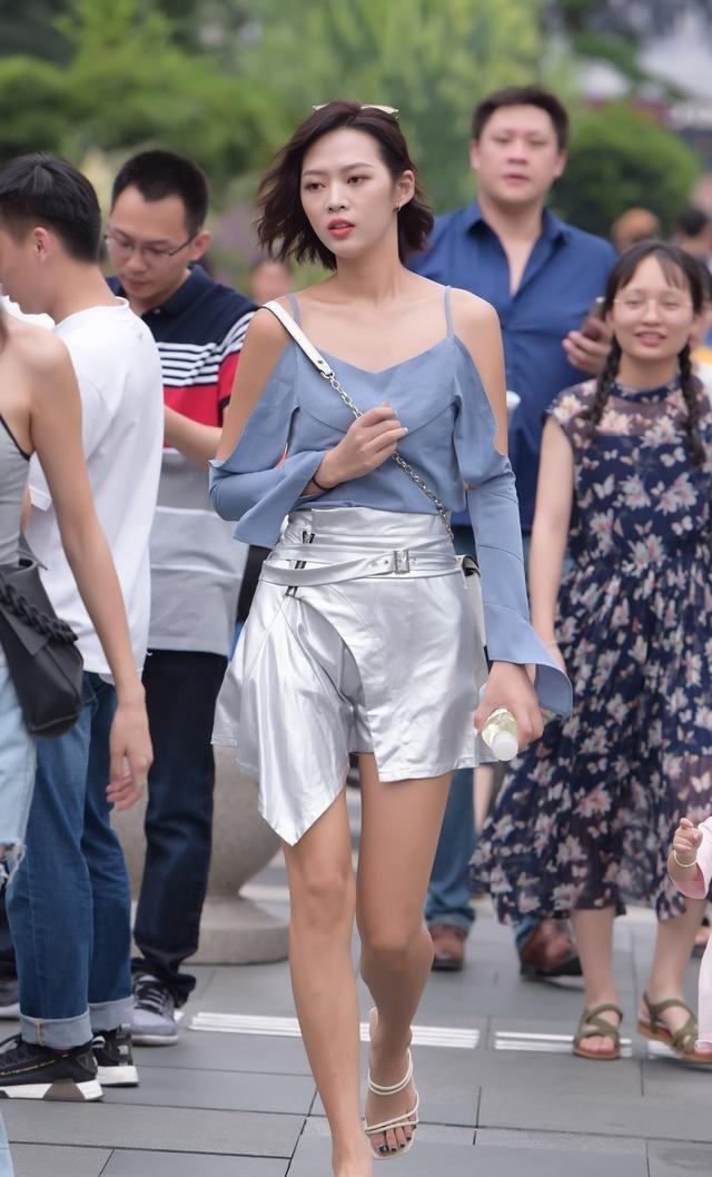 凯发k8娱乐k8凯发官网版下载街拍：其实在夏天的职业装我们也能够穿出一种魅力的感觉(图3)