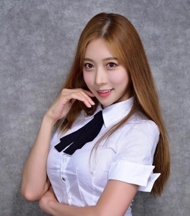 凯发k8一触即发美丽女神韵味足职业装让也落落大方吸引力十足(图2)